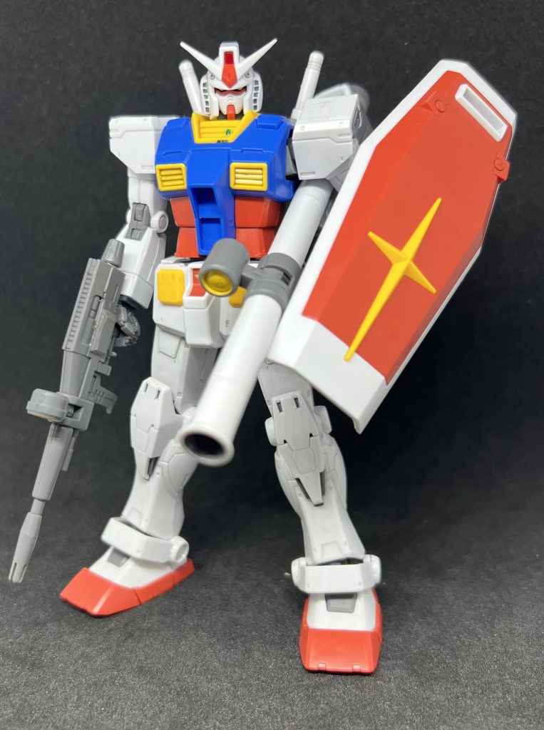 フロント引越しの際に捨ててしまったオリジンを去年再度買って作った物です。当初はかっこいいと感じていた頭ですが時が経つにつれてどうしても違和感を感じていたところ、最近発売されたラーガンダムのレビューを見て「あれ?これオリジンと成型色同じじゃない? 」とAmazonにて注文。届いて中身を確認し、それが確信に変わったため挿げ替えてみました。SEED世代直撃の僕にはEGの顔というか旧HGUCの顔が一番親しみを感じますね。