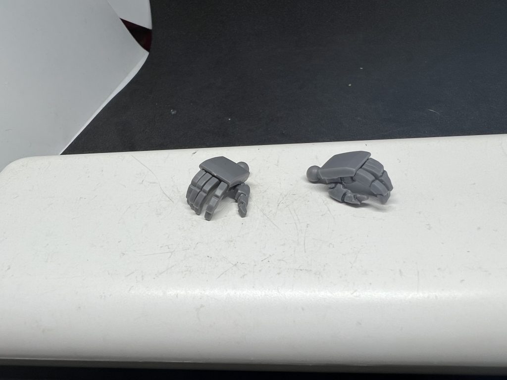 今回ほぼ見えてないけど左がそのままの開き手、右が親指の関節を切り離して付け直した物になります。自然になったかなと個人的に満足しています。