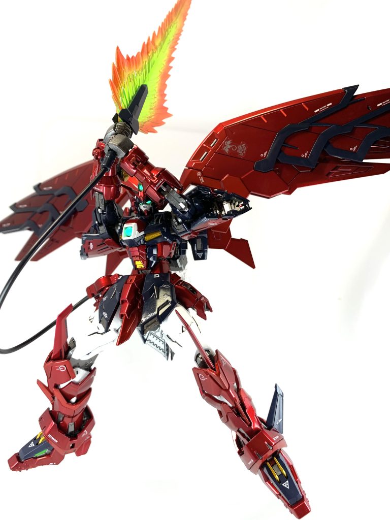 ビームソードエフェクトは蛍光ピンクでグラデーション塗装してます。柄の部分は確実に剥がれるので、スミ入れと半光沢コートで仕上げてます。