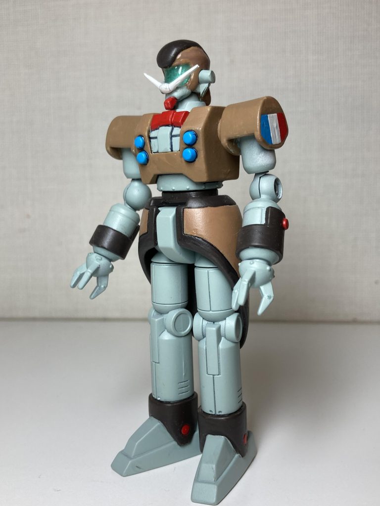 商品は直立不動の固定ポーズなので、肘関節をボールジョイントに変更して可動するように変更しました。脚も同様に改造しようと思ったのですが、燕尾服風の腰アーマーのせいで可動域が全く無さそうなので、下半身は直立のままとしました。