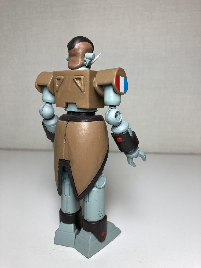 頭部をエポパテで新造したので、身体部分も含めて全塗装リペイントしています。キットのままでは塗装が省略されている肩アーマーのトリコロール🇫🇷も塗り分けました。