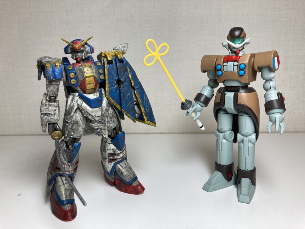 battle scarredガンダムローズと2ショットで。バトラーベンスンナムには、武器としてビームフトンタタキを持たせました。ビーム部分は100均のお弁当ピックです。
