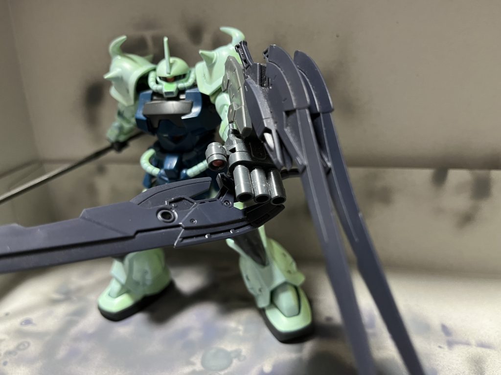 左腕にはシールドガトリングでは無く、マーズアーマーの武装をつけました。右手にはバルバトスの太刀を装備。