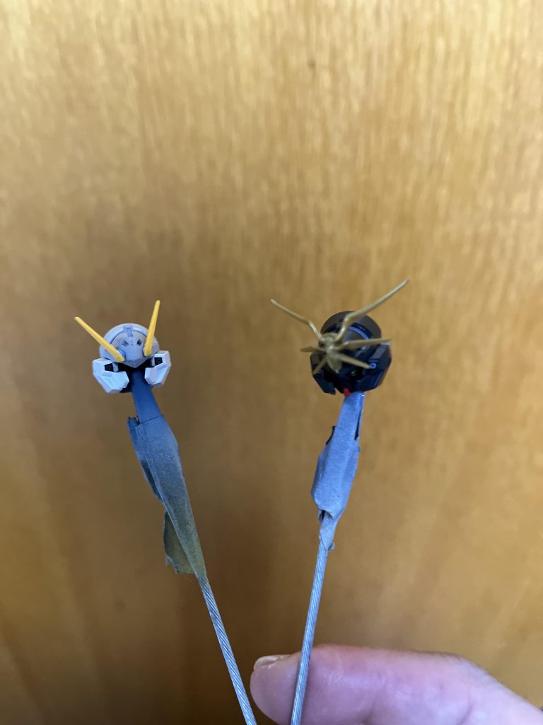 元のアンテナ穴を埋めて二本ヅノをつけます