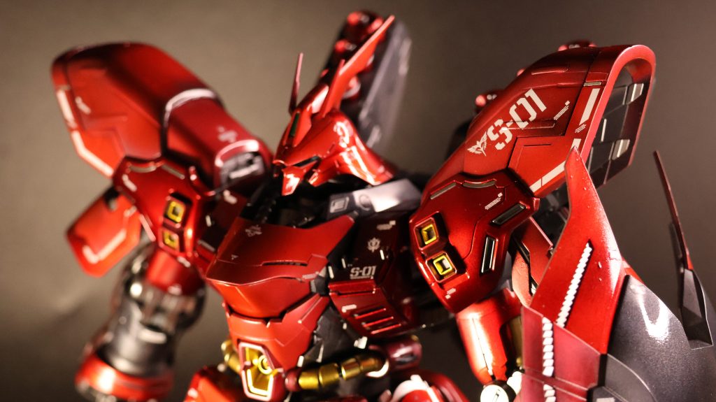 メイン写真のトリミング前　解体匠機サザビーのレビューみて驚いたのが、このVer.Kaサザビーの全高が解体匠機の腰程度という事実　価格もさることながら１／60相当の大きさはたとえ買えても自分の手に余るのは明白です　最後までご覧いただきありがとうございます。