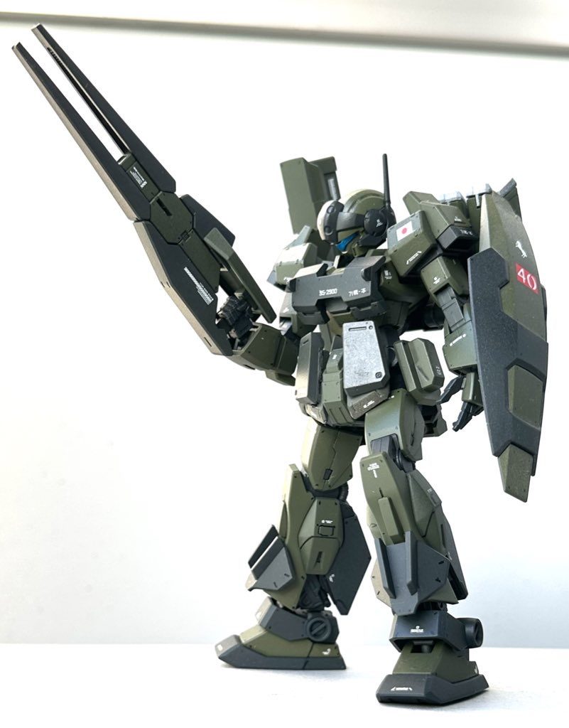 とまぁ格好つけた導入から入りましたが、前に作ったアデル改造機のファミリー機体ということが伝われば...😇所属はやはりガンダム𝗔𝗚𝗘世界の陸上自衛隊という設定です。ごく僅かな数が供与されたクランシェのパーツをリバースエンジニアリングし、それをライセンス生産機のアデルの近代化改修に用いたという構想で組みました。各所に装備された増加装甲はウクライナ軍の戦車などから着想を得ました