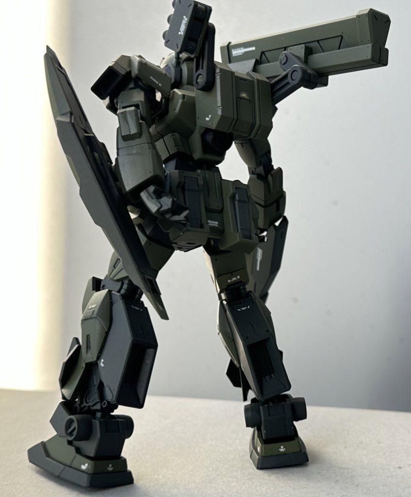 ちなみに腰、というかお尻にはビームサーベルラックを逆向きで装着しています大戦末期の近代化改修機ということでとにかく武装がゴテゴテになっているかんじです