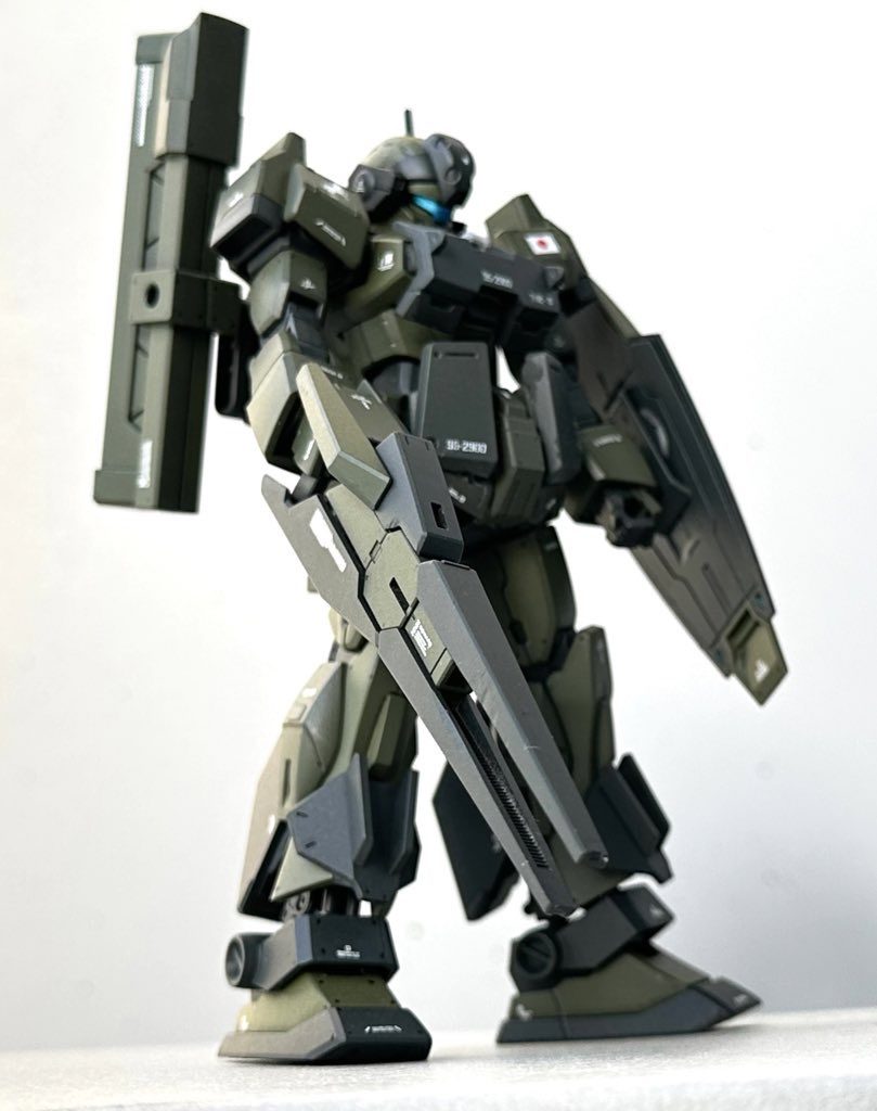 当初から決めていたのはアデルベースで、「ネモとザウォートヘヴィの武装を使う」という点だけでした本来であればいつものようにグランサのパーツを使いまくろうと思っていたのですが、全部実家の倉庫にぶち込んでいて取りに行くのが面倒臭かったので生贄用のEz8をヨドバシで買いました^_^塗料を買いに行ったら「使ってください」と言わんばかりに山積みにされていたのでこれはもう...と気づいたら買っていましたね