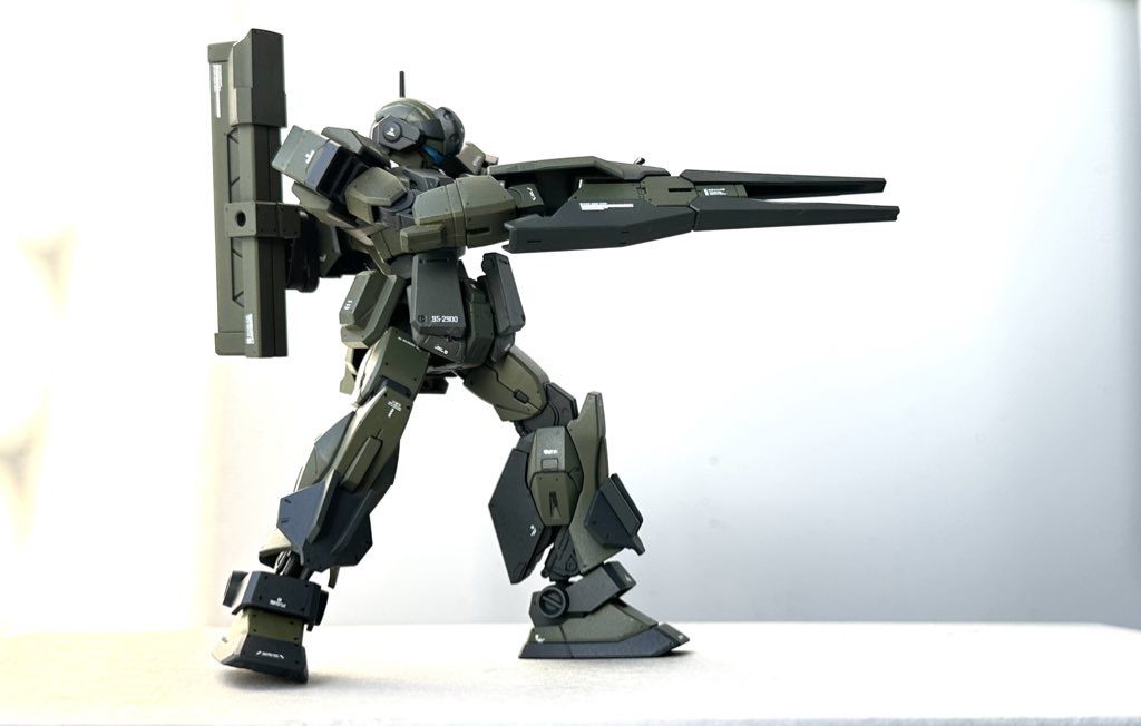 近代化改修機の新旧入り混じった歪さを演出したかったので、どっしりとしたフォルムとスタイリッシュな武装でバランスを整えましたクランシェのライフルも本来は使う予定に無かったのですが、試しに持たせたら超絶格好良かったので気づいたら塗ってまして...また、あくまでもアデルの系列だということをアピールする為にコアと腕、シールドはそのまま使い、アデル本来のシルエットを忘れさせないようにしているつもりです