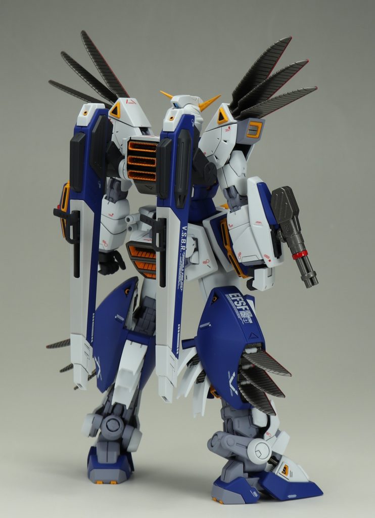 リア　キットでは白のフィンは旧キットの様にガンメタに塗装しました。