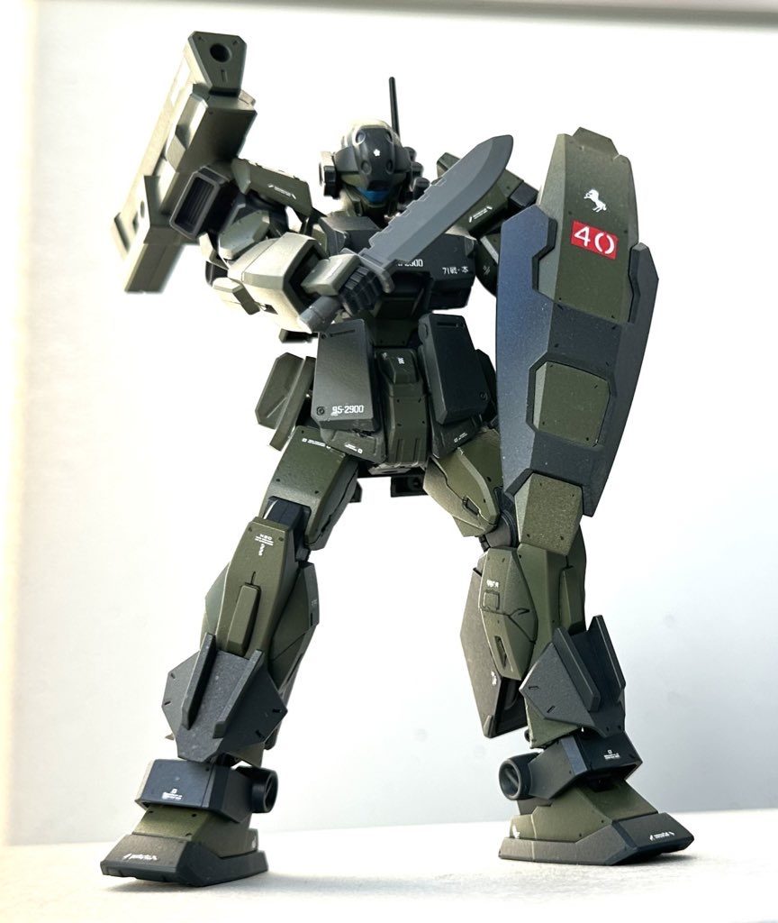 型式番号はもちろんサイレンススズカさん由来でSZK、そして型式番号は彼女の誕生日から取りました。名前の「パサート」はややこしい話になりますが、元々彼の前身のシュライクはパトレイバーのヘルダイバーオマージュで、更に元となったヘルダイバー艦攻の陸軍名である『シュライク』から来ています。そして今回は同じくレイバーのイングラムの簡易量産型の「ヴァリアント」からフォルクスワーゲンの『パサートヴァリアント』を連想してそこから拝借しました^_^この名前自体はシュライクが作り終わってからしばらく経ったあと、レンタカーのヴァリアントを運転してる時に思いつきました🤓響きも良いですし、強そうでも弱そうでもないちょうど良い名前なのが気に入ってます言葉自体は「貿易風」という意味らしいですが、海洋国家日本のシーレーン防衛の為に戦う彼には相応しい名前なのかと思ったり(笑)