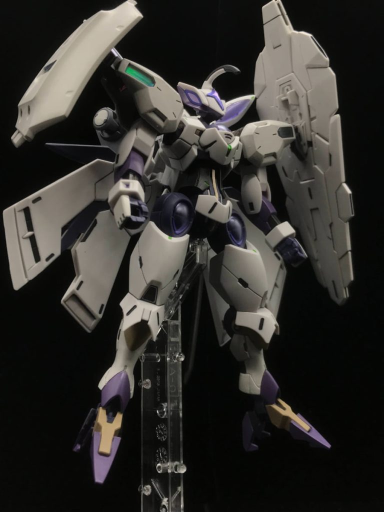 左肩のシールドと肩パーツはダリルバルデから拝借右肩のシールドとバックパックはルブリスから拝借です。拝借しつつ、ホワイトに塗装しました。