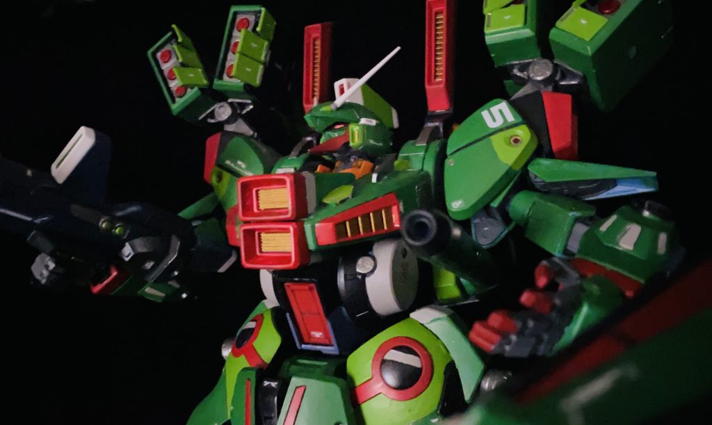 マスクと目が赤いので、悪そうで好きです。差し色の明るい緑はお気に入り。あとミサイルコンテナが一個づつ開きます…プチ改造。