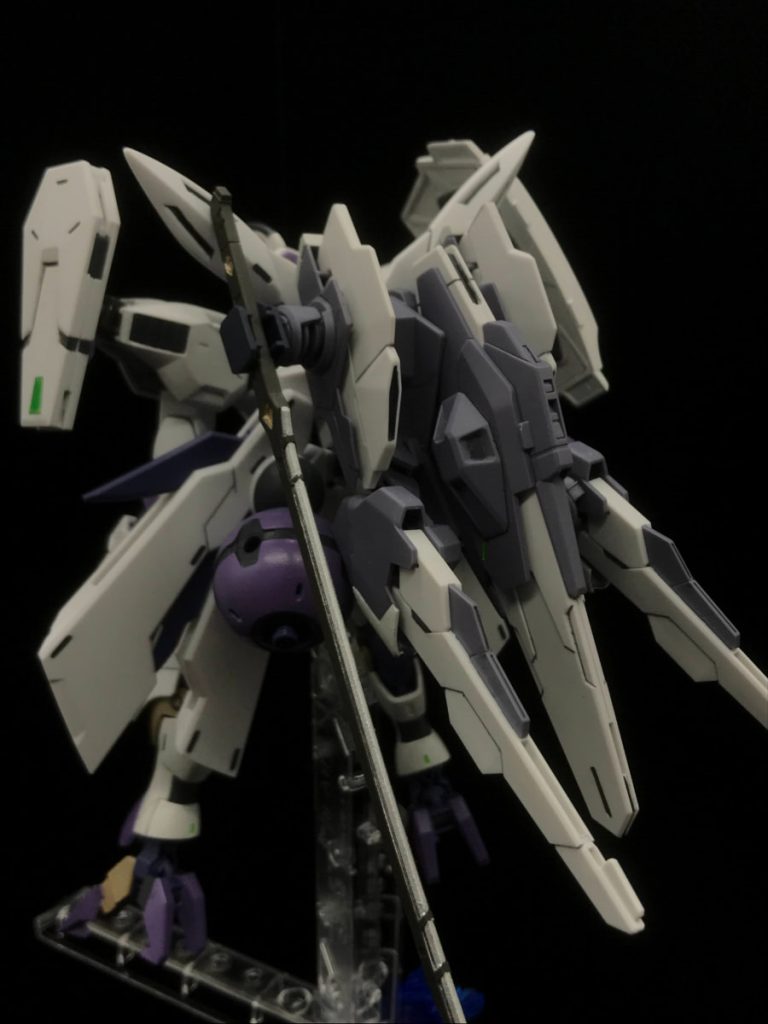 バックパックは一部ホワイトに塗装しただけで、そのまま流用です。だって、カッコいいですから。ちなみに、剣はバルバトスから持ってきました。「ビーム無効とかしそうだし、無効しつつ仕留めるには実弾兵器だよな」と思い、取り付けることに。