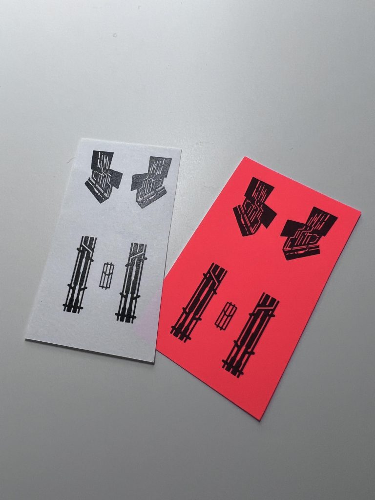 蛍光の紙にシェルユニットの中っぽい柄を印刷して使ってます。青発光に変更も可能です。