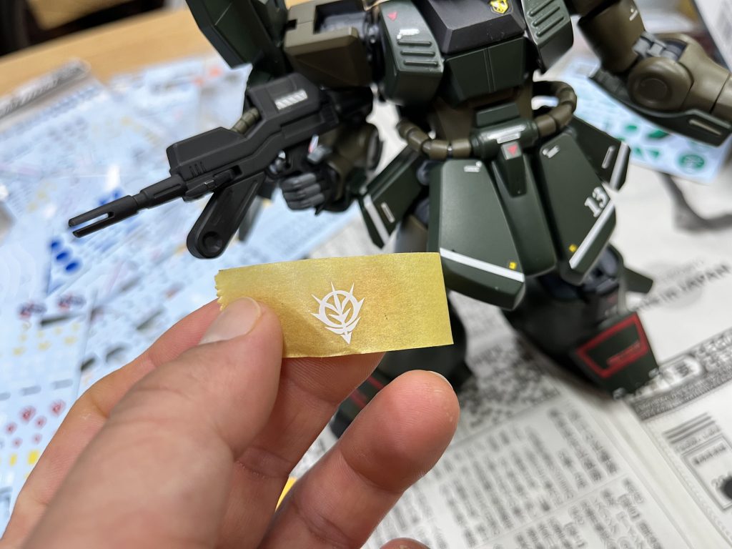 スカートのジオンマークが大きすぎたのですが、マスキングテープでキレイに取れることを知りました♪