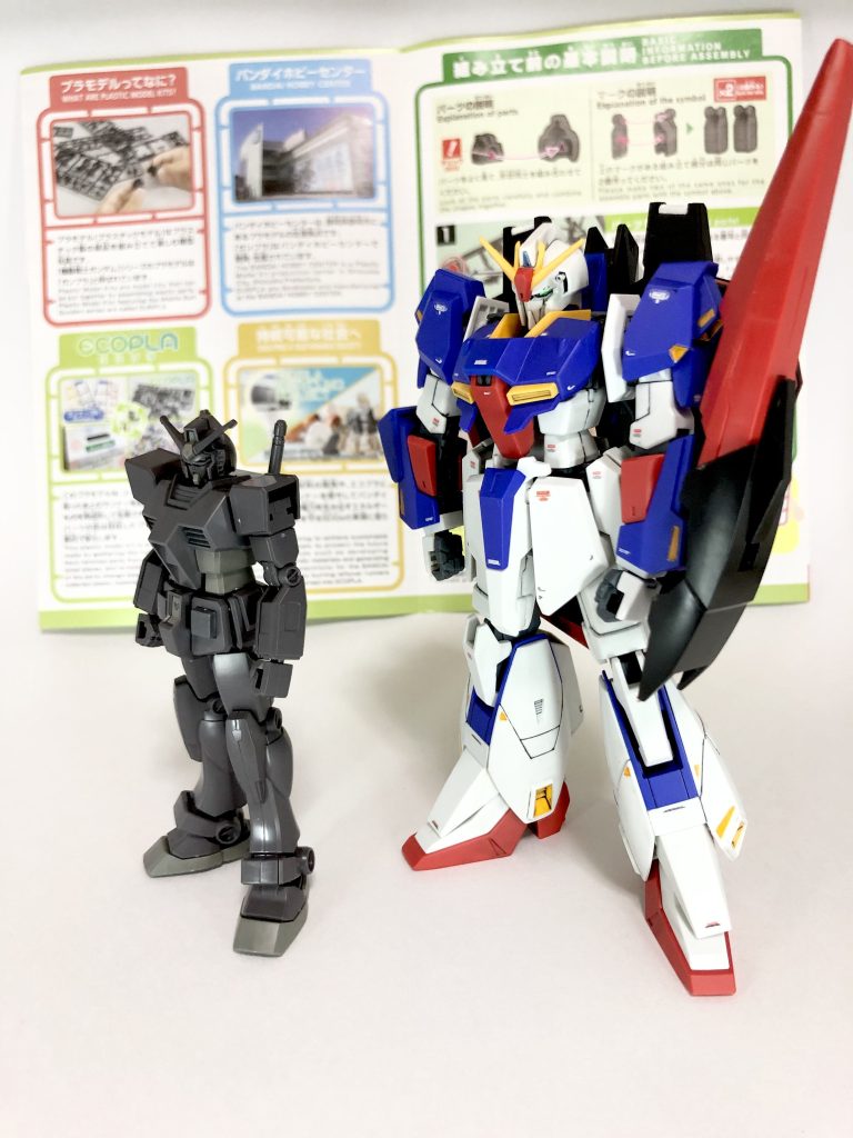 大きさ比較。隣にいるのはHGのZガンダムです。初代ガンダムのHGと比較したかったのですが、昔子供達に撃破さたもので今はうちにはいませんw