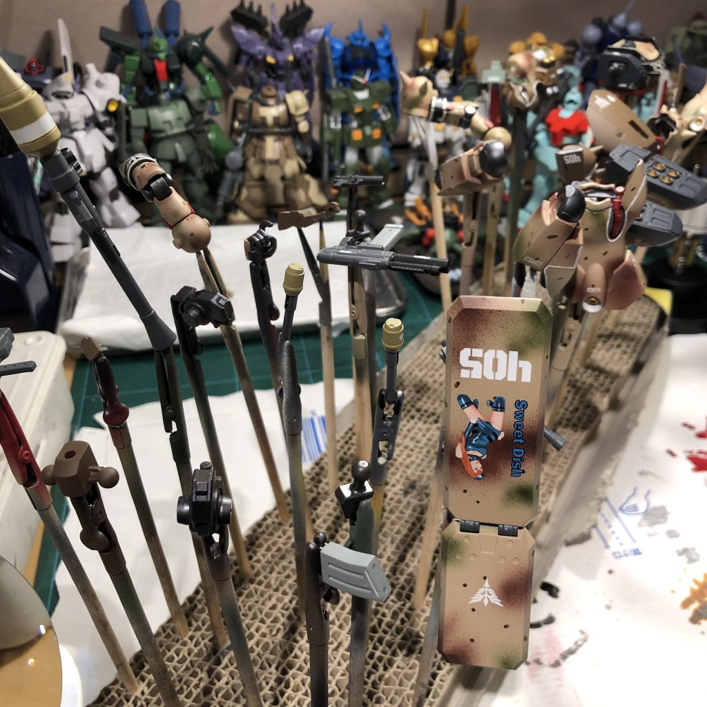 塗装工程終盤戦、デカール貼りの後1週間の乾燥定着養生の上、つや消しクリアを施工したところ。