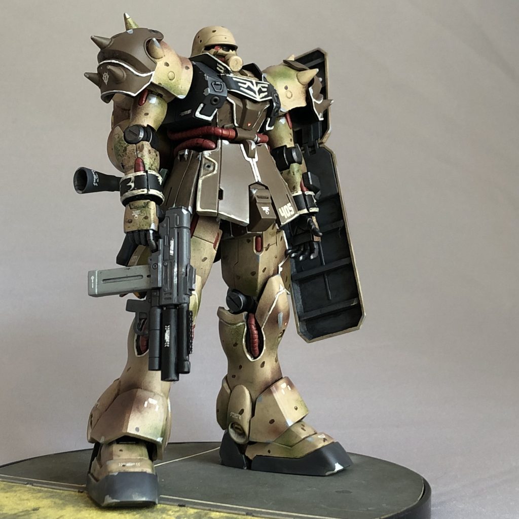 実はベースになった機体は、ギラ・ドーガ重装型にバックパックを、ギラ・ドーガ改にシールドを取り上げられていたアンジェロ機です。スツーカ改作成の折にはバラしてパーツの一部にしようか?とも考えたのですが、思いとどまったりもしました。そもそもバックパック目当てで発売時(2010年)に購入したものですから、本体はパチ組のまま10年以上放置されていた事になります。w重装型にとられたバックパックですが、提供先のギラ・ドーガのバックパックはガルバルディーにあげちゃって、背負うものがなくなっちゃっていたんですが、先日、プレバンのサイコ・ドーガを作成したところ、バックパックがまるごと余ったので、この子にプレゼント。ついでにシールドもパチ組放置中のズール・キュアロン機からパクって来ました。キュアロン機はどうしようかしら。