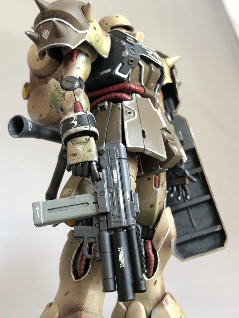 マシンガンはストーリーでも紹介したズールマシンガンをショートバレル化したもの。元ネタはナラティブのエリク機です。銃口がサプレッサーっぽくなっていますが、ビームですよね?wあぁ音はともかくマズルフラッシュが軽減?するの??上部のサイトの上には、レーザーサイトなどを取り付けるレールのような意匠があるので再現しておきました。