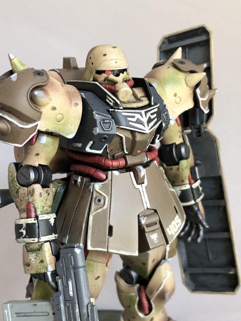 モノアイが目立ちにくいデザインですが、モノアイレールに開口しHアイズを埋め込んでいます。