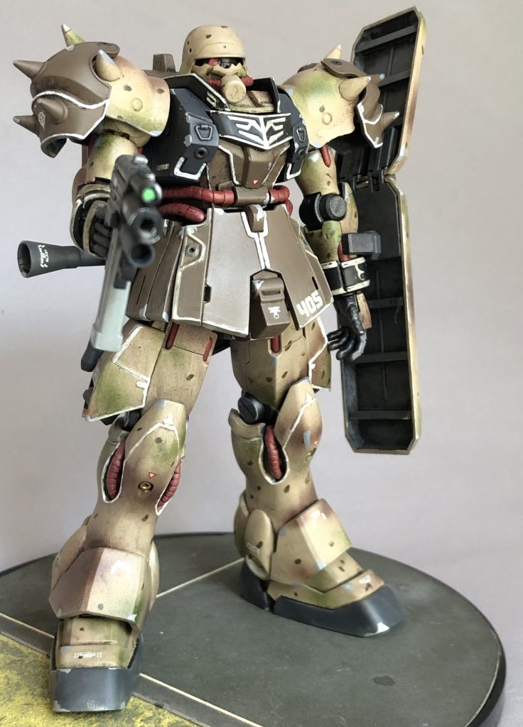 シールドの裏面はそれっぽくH形鋼で構造を入れ込んでいます。一般機では「06R」そのものだった太もものデザインが、親衛隊機仕様になると「R2」になっているのが興味深いです。