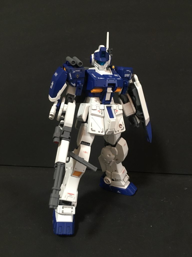 設定ではシールド無しですが、生存率向上+ホワイトディンゴ隊の共通性を持たせるために陸戦型ジムのシールドを保持させています。これに合わせて肩アーマー+ビームサーベルは左肩・腕から右肩・腕に変更しています。