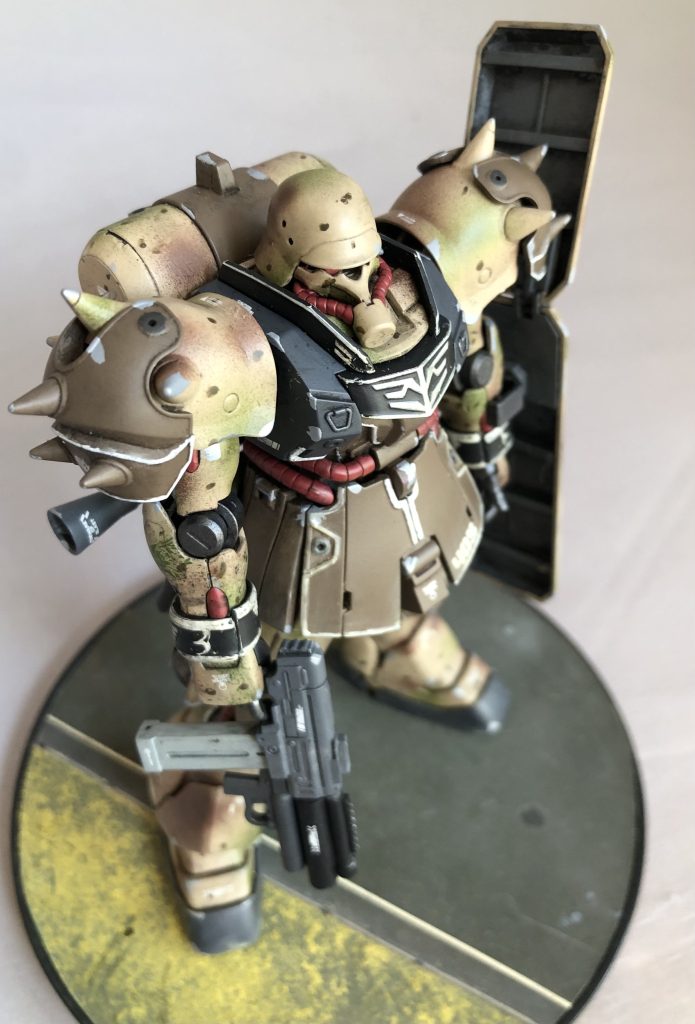 相変わらずメンドクサイ袖付きのエングレービングですが、胸、襟、袖の黒ベースの部分は定石のラッカー白→エナメル黒→エナメル溶剤拭き取り、です。その他全身のホワイトラインは面相筆の一発塗りです。震えてます。