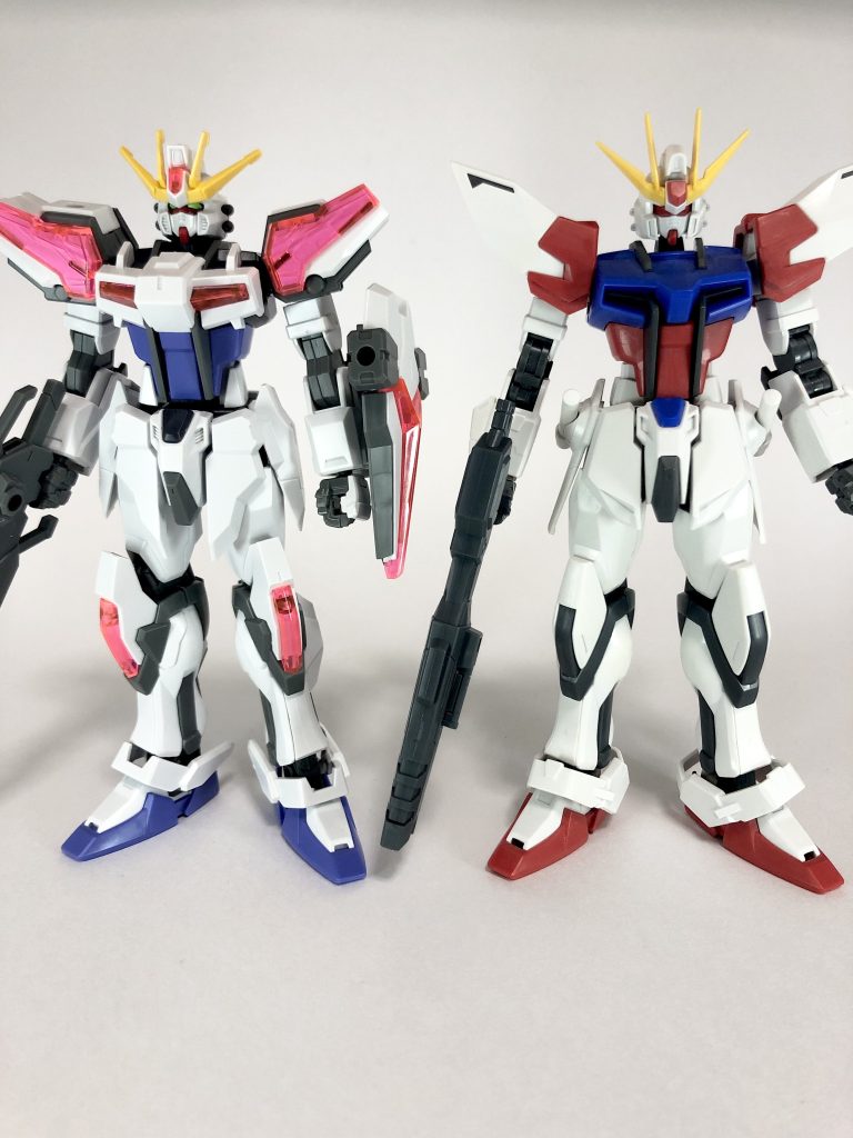 先日リサイクルショップで980円で売っていたHGビルドストライクと比較。このクオリティが1,000円程で買える世の中になるとはバンダイの技術すごいな!