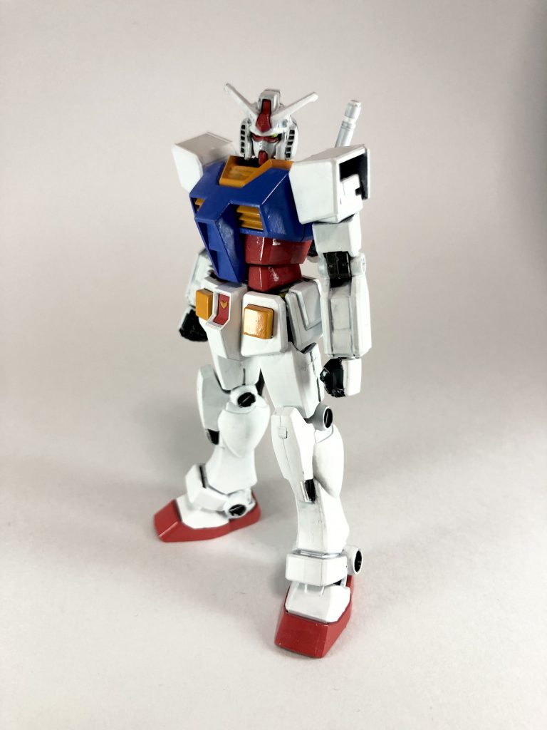 学校から持って帰って来たその日の晩、明日の朝学校に写真を投稿したいので今から色を塗ってと無茶振りが…夜中にエアブラシ使う事も出来ず、ラッカー系の塗料は臭いがキツすぎて嫁が無理なので、水性ホビーカラーで頑張って筆塗りしました。なので拡大はしないで下さい汗息子の作品なのでゲート処理などは一切せずに、そのまま塗装しました。