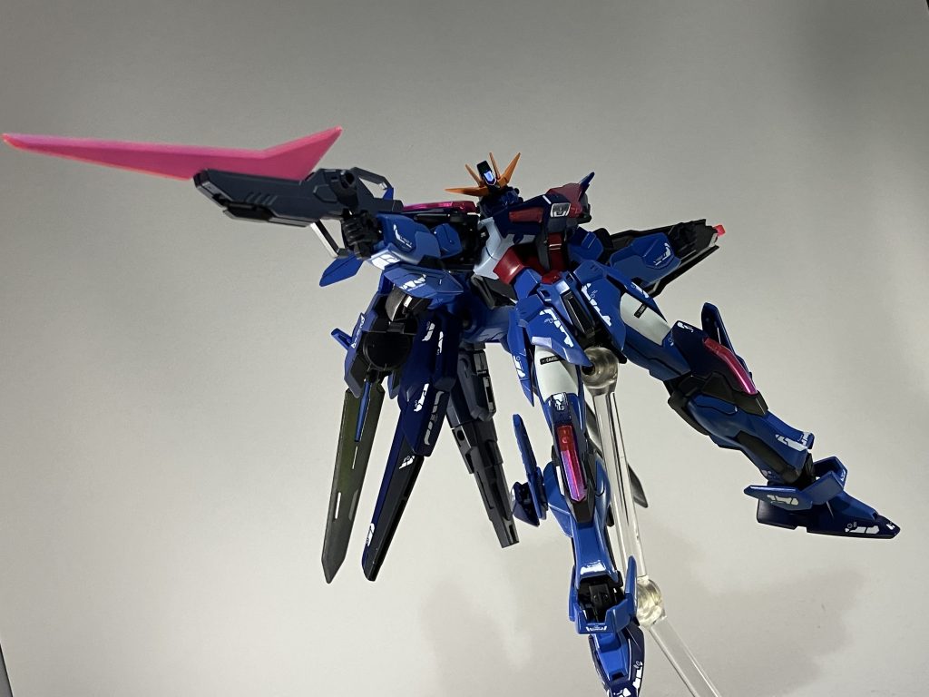 シード立ち的なポーズ。武装はかなり多種多様。自分がガンダムメタバースで使うとしたら…をイメージして色々盛り込みました。