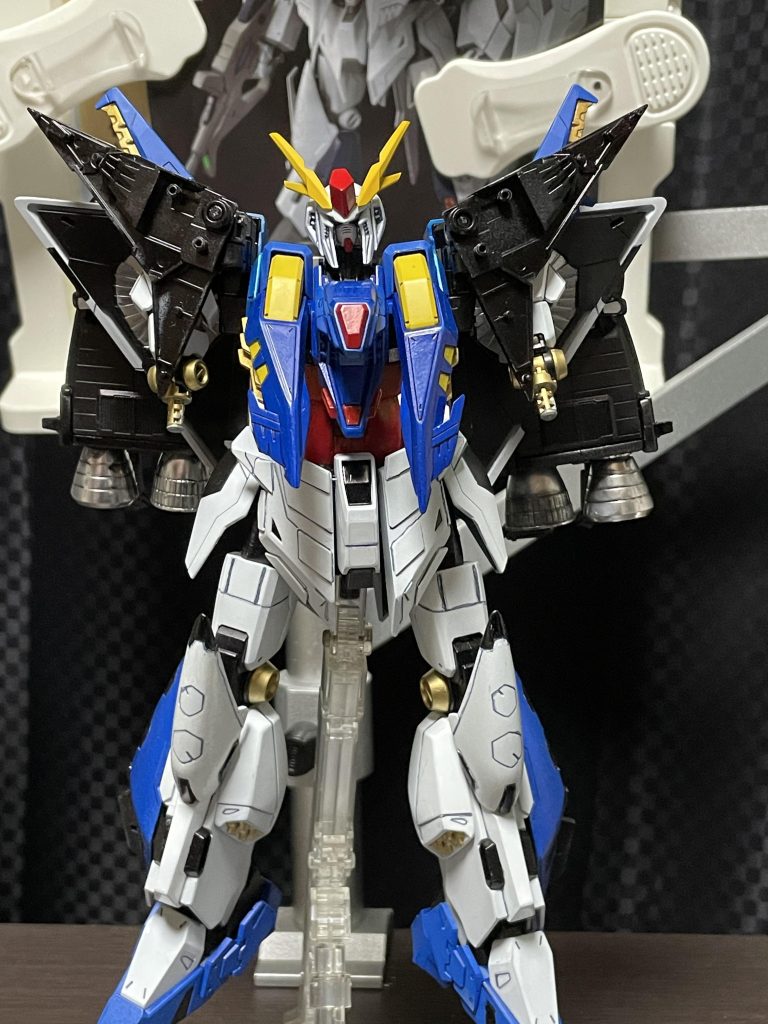 更に胴体部分も延長。顔はニューガンダムのパーツを埋め込みました。頭部アンテナを短くして、胸部パーツも縮小。