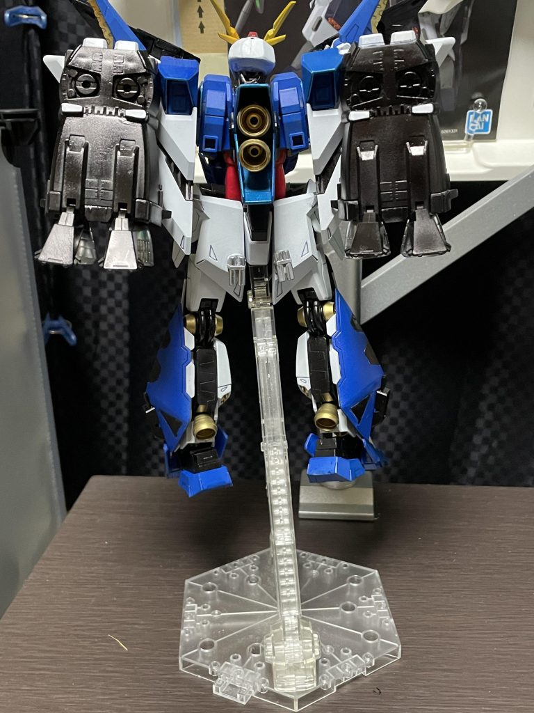 同サイズのSガンダムからバックパックを拝借。フライトユニットのバランサー？は撤去しました。