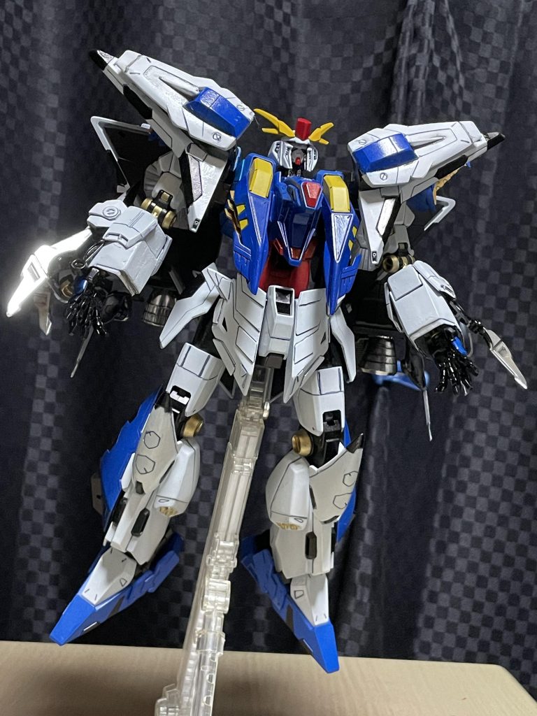 両腕部を破損して急遽同スケールのアスクレプオスのパーツを接着。完全に計画から外れたスタイルになりました。 後は格好つける為に何とかするしかない！