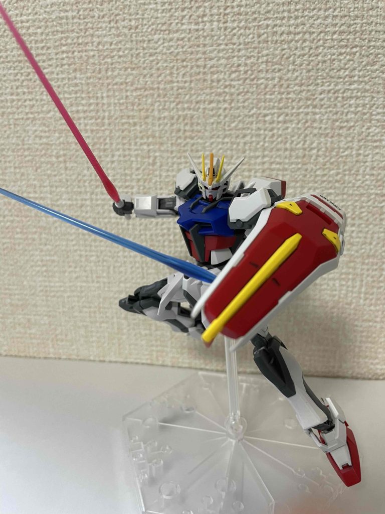 ビームサーベルを二本装備。色が違うのは出力が違うため。べべ、別に同じ色がなかったわけじゃないからね!?