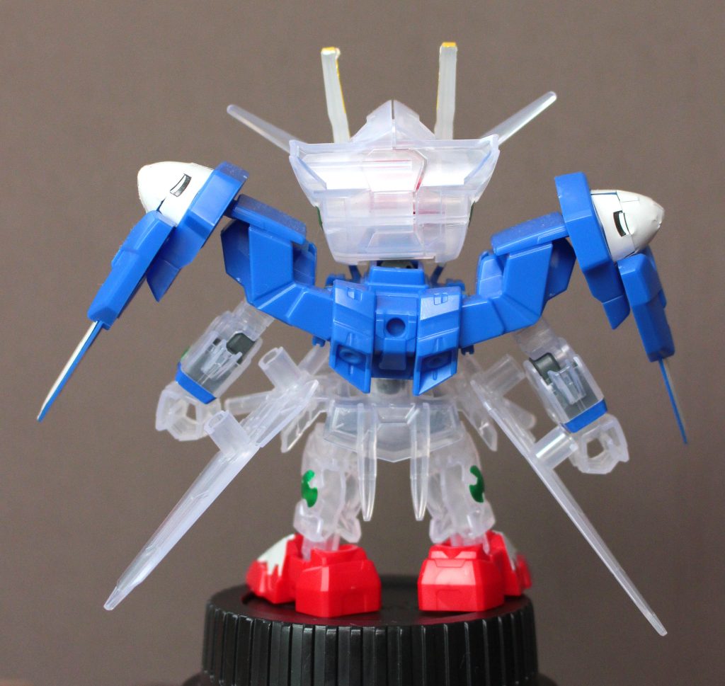 GNソードが羽根っぽいからか、「変形！」の掛け声と手足を曲げ伸ばしして、飛行モードにして前作のストライクと戦っていましたよ。