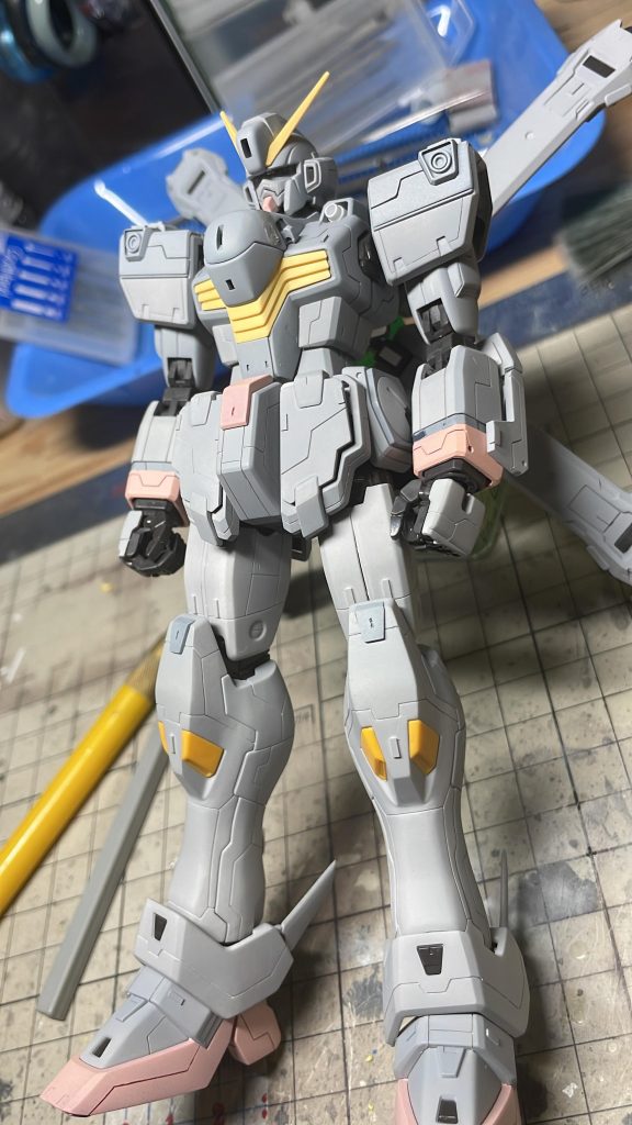 踵のパーツは8箇所に同じ筋彫りして虚無った足はめちゃくちゃディテール増やした