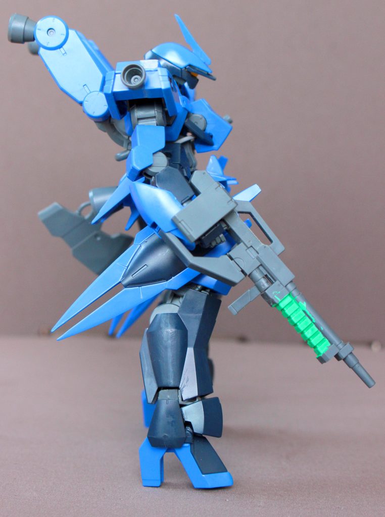 はるまきが生まれる前におとしゃんが仮組→改修と合わせ目消しまでして5年以上寝かしていたので、はるまきは組み立てのみ。物足りなかったのか銃を緑にしたいとのことでガンプラマーカーを購入。初塗装も経験しました!