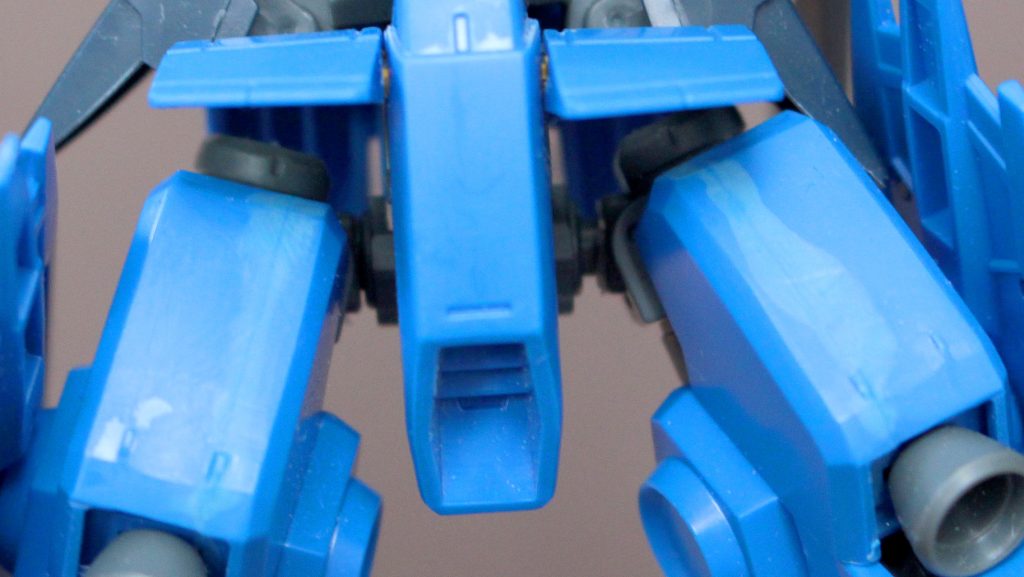 いずれ全塗装の予定だったのでお見苦しい部分が多々あり。しかし、各バーニアが分厚いですね。薄く加工するかメタルパーツに換装したいところです。