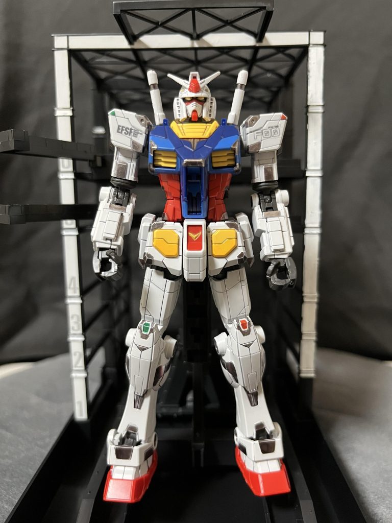 ガンダムファクトリー横浜に行った記念に1/144のキットを購入しました。実物大の動くガンダムを目にして感動。できるだけ設定に近いものを再現したく、部分塗装を頑張りました。（ガンダムマーカーですが）