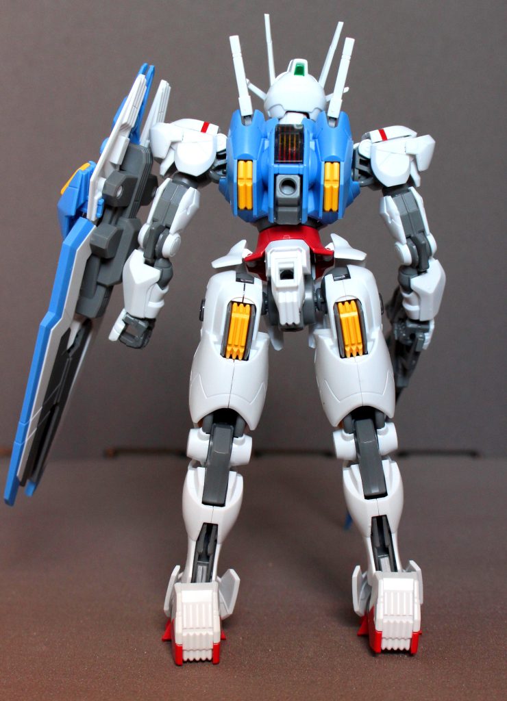 デザイン画に忠実で脚部のバランスが悪すぎですね。合わせ目がカッツリ出るので消すとなると処理が大変そうです。素立ちだと余計に悪目立ちするので、完成後は片膝をついたポーズではるまきが飽きるまで鎮座していました(現在は箱の中)