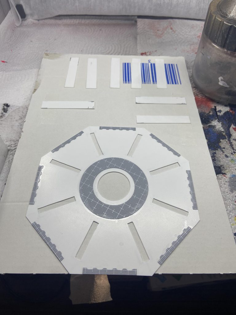 台座はアクションベースにプラ板を被せる形で作成しました。平面だと少し寂しかったので、ディテールを追加しました。知らなかったのですが、マス目のある方は裏にするんですね‥最後までご覧いただきありがとうございました🙇🏻Xの方にも別のカットをあげているのでアクションいただけると嬉しいです！