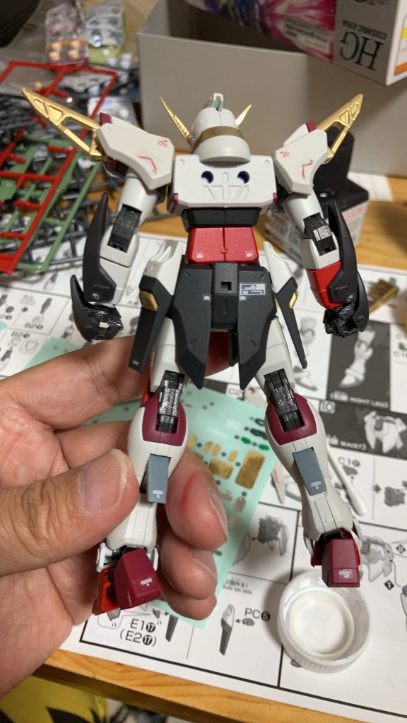 背面です。赤はブライトマイカレッドとシャアレッドの2色使い分けてあります。