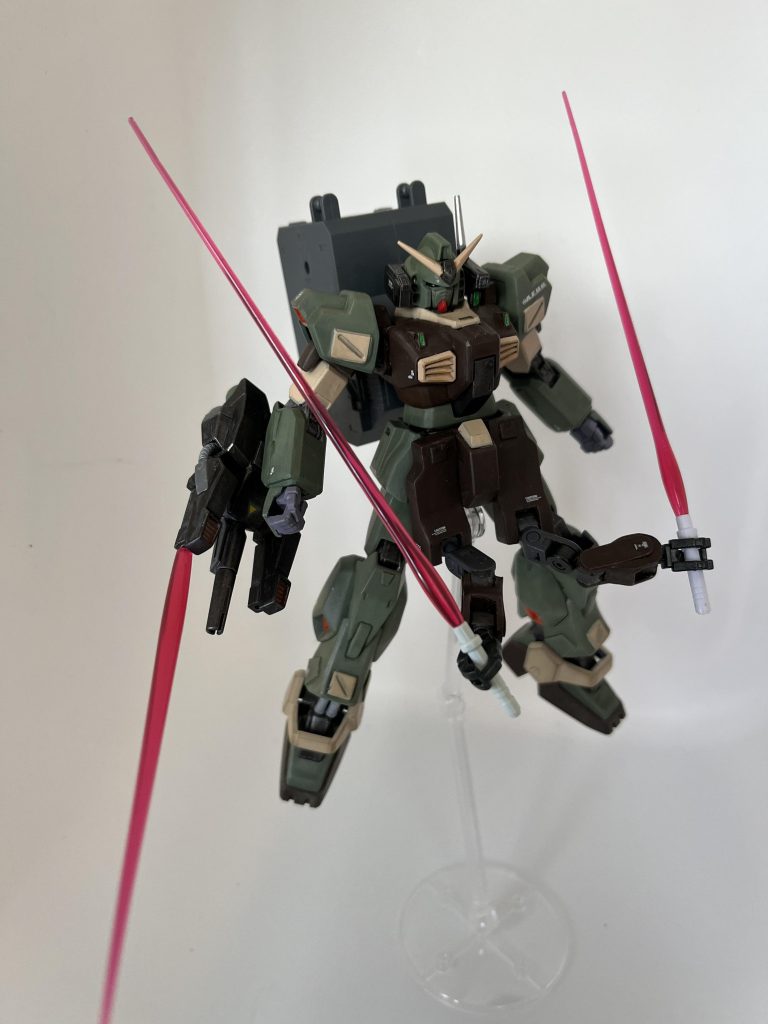 政治取引で入手したTR-1の設計図から流用したサブアームも、哨戒任務では役に立たない。陸戦とは無関係な、私のサブアーム好き好き病の賜物です。0083以降はサブアームが許されると解釈してます。フロントアーマー延長し、バトルアームアームズとかプラ板工作、ジオの隠し腕マニピュレーター複製とかで作りました。