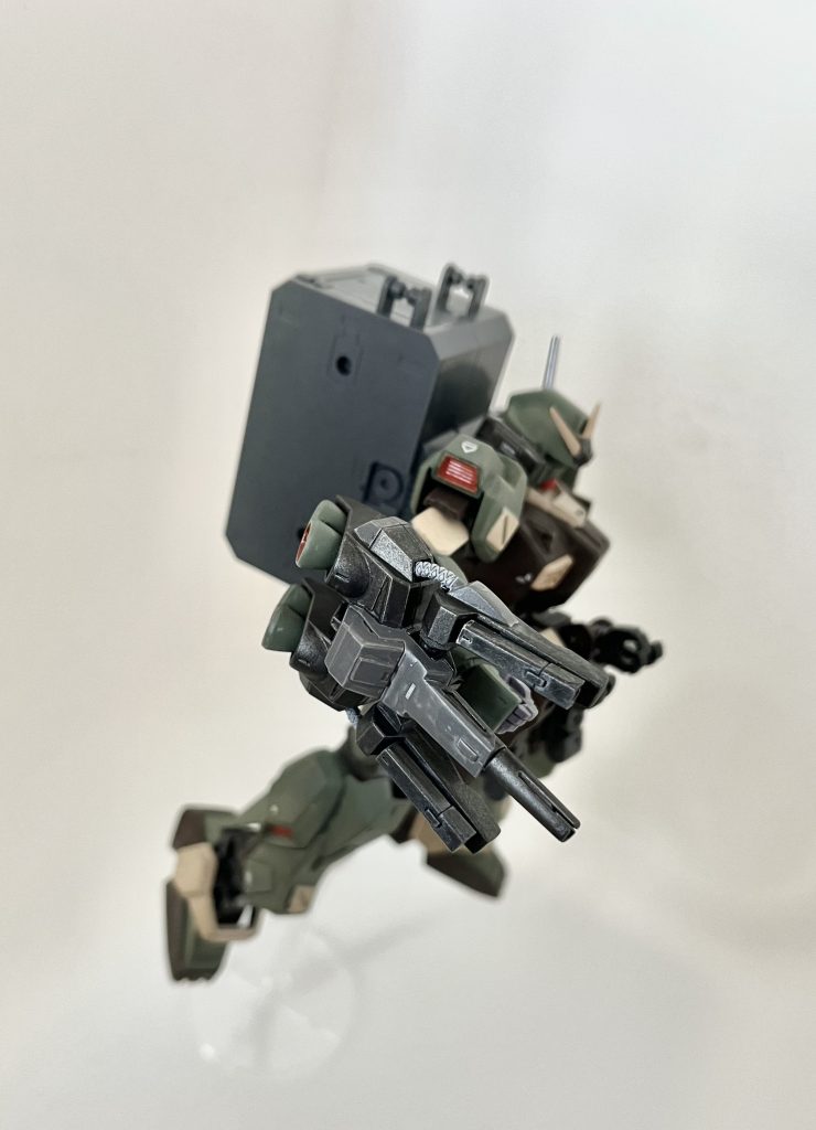 問題の複合兵装。余ったバックパックにビームライフルの銃口をつけたもの。ジェネレーター直結なのでサーベルも同時使用可、なお、撃たれたら南無三の模様。