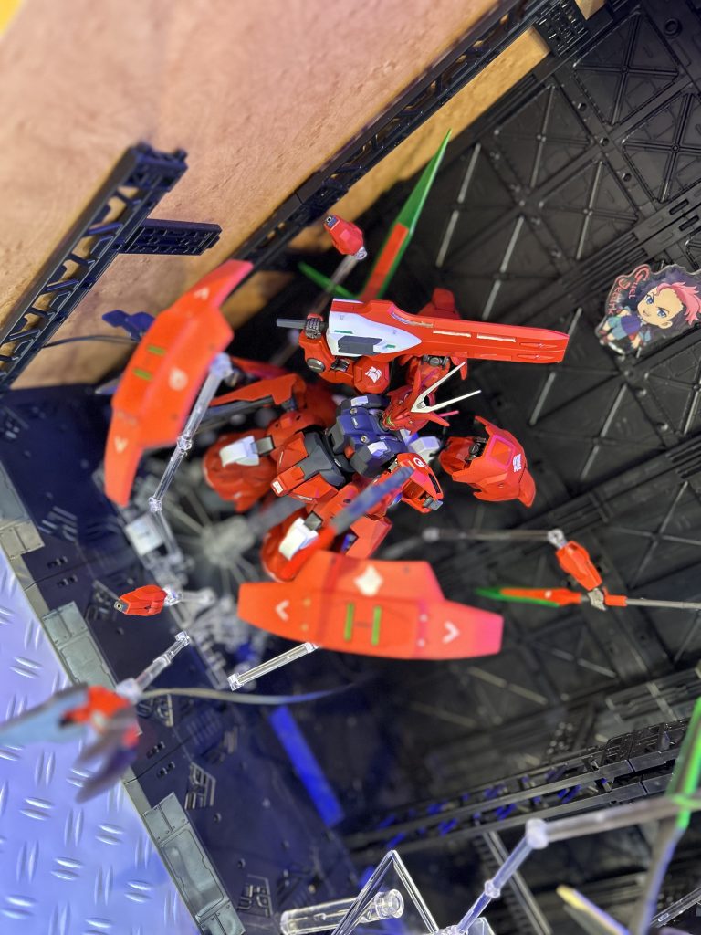 中距離はシールドで守りつつビームライフル、ドローン、ガーディアンで牽制近距離は付け替え可能なパルチザンとダリルバルデのランス、ビームトーチ、ガーディアンをドローンを駆使して持ち替えながら押し切る。