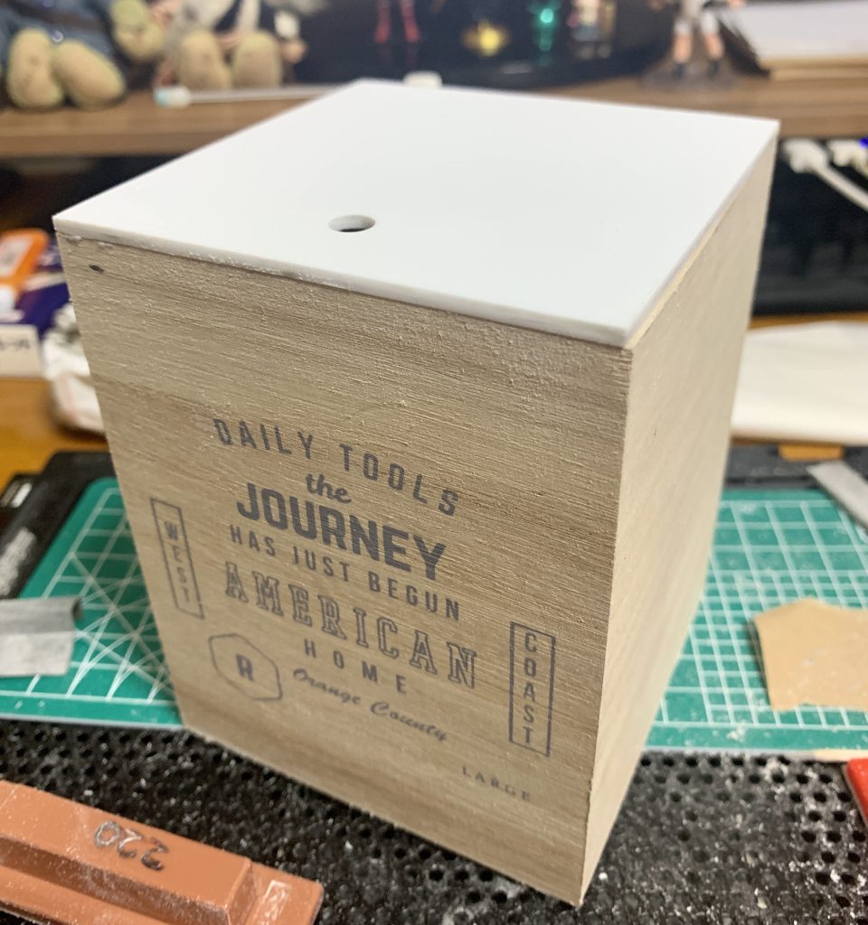 展示用の台座は100均で見つけた木製ボックスにプラバンで蓋をし、塗装しました。