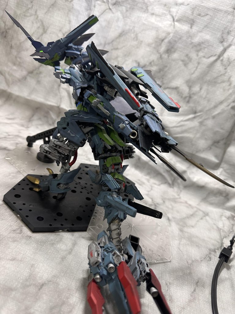 翼をしまった駐機スタイル。これはこれでいいんですが、鳥のようにたたみたくて関節増やしたり長さ変えたり、あれこれしましたが期待通りのたたみ方になりませんでした。。。これだけちょっと妥協してしまい悔いが残るところです、次回はもう少し頑張りたい。