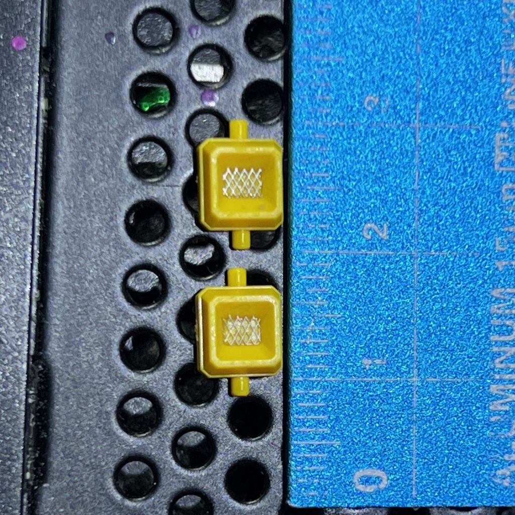 掲載写真で一切写ってませんが、両肩のスラスター部分はスミ入れで黒くするだけでは物足りないと思いモデリングメッシュを追加しています。以上、最後までご覧くださりありがとうございました!