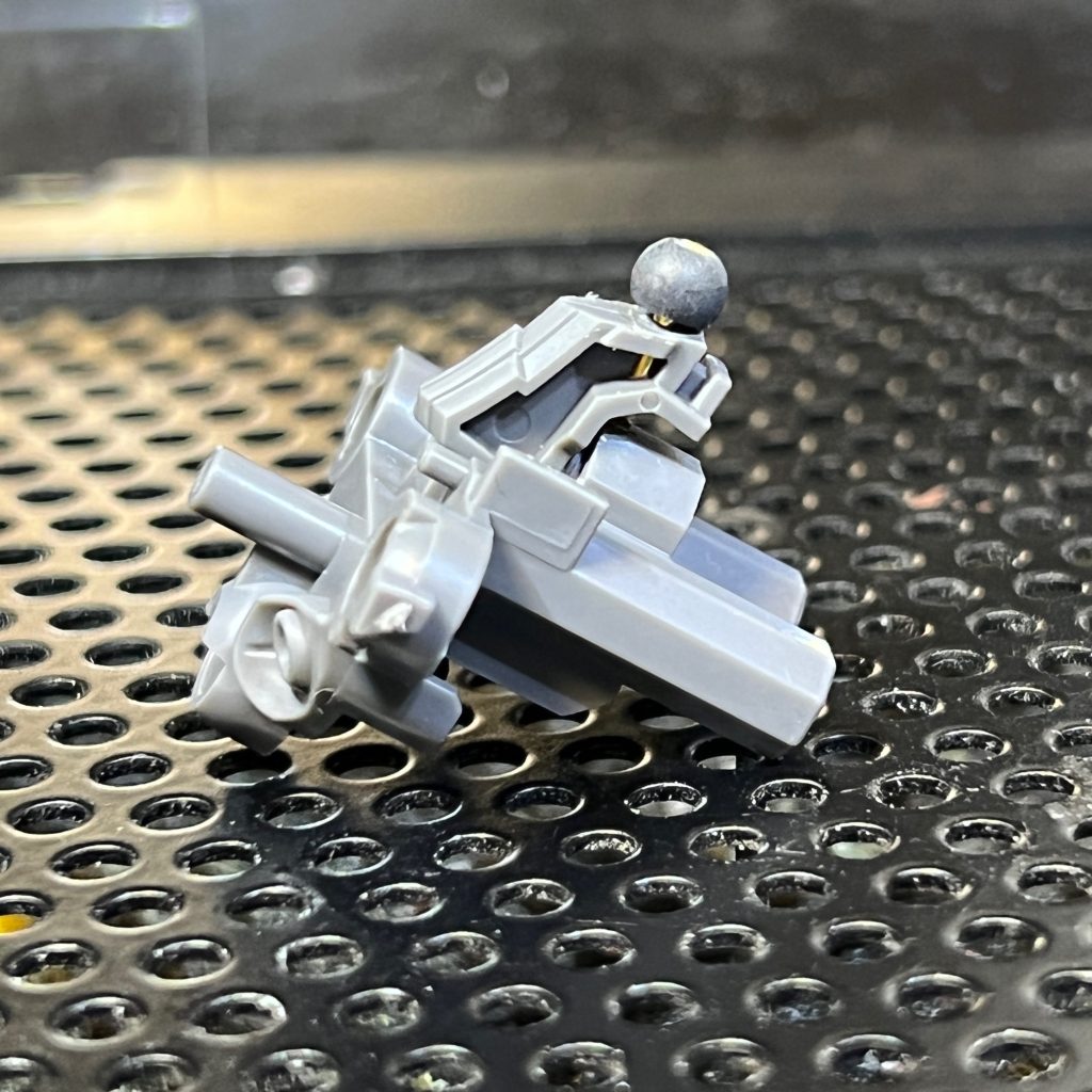 書き忘れてましたが、ごく一部の改修箇所として、首を短縮しています。首の関節パーツを切断〜真鍮線を通してから再接着して1mmほど短くしています。